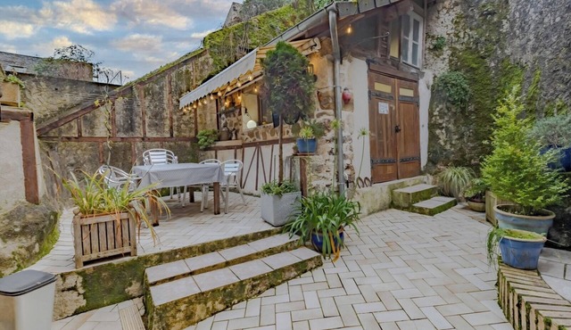 Holiday Home 'Maison Dans Le Centre Historique' with Terrace and Wi-Fi