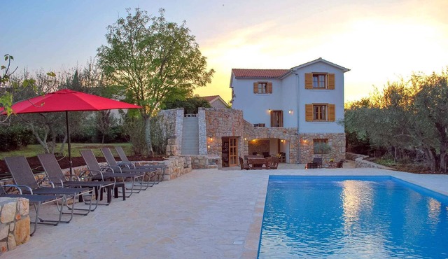 Holiday home with pool for 8 people
