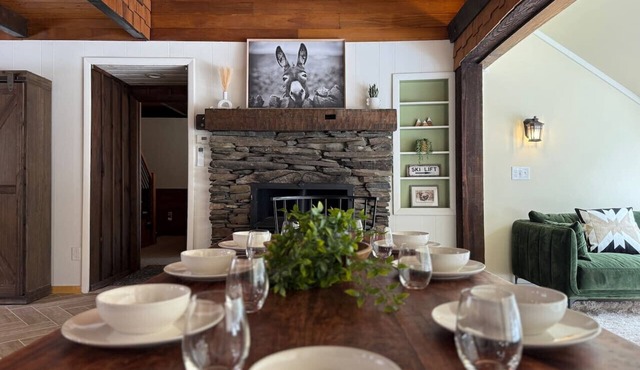Holiday Haus- Fireplace, Game Room, NearTrails!