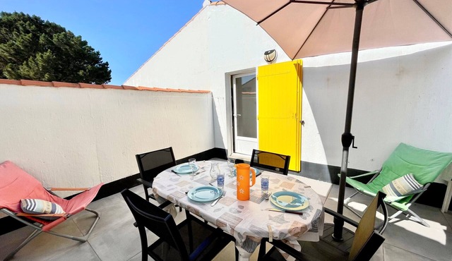 Holiday home with heated pool and tennis