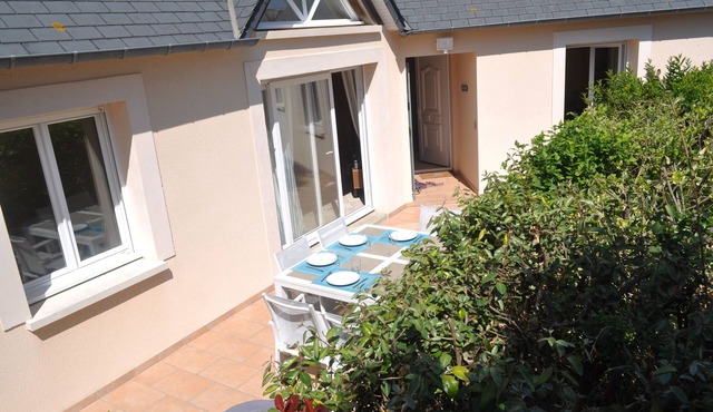 Holiday house between beach and dunes in unspoilt natural site.