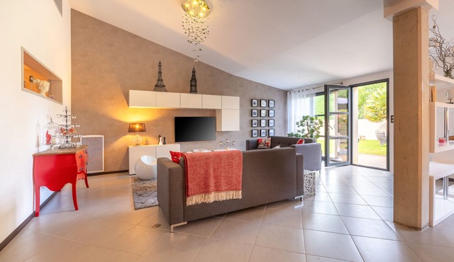 Holiday Home 'Le Loft avec jacuzzi' with Private Terrace, Private Garden and Wi-Fi