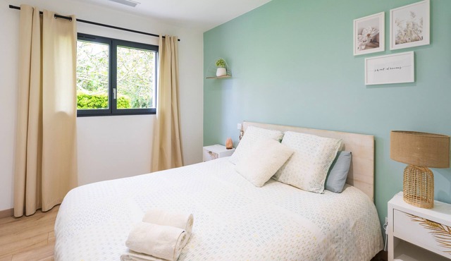 Holiday Home 'Villa Iguski' with Private Terrace, Wi-Fi and Air Conditioning