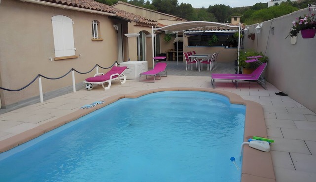 Holiday Home "Location Saisonnière T2 Duplex" with Private Pool, Wi-Fi & Air Conditioning