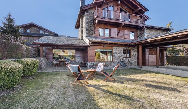 Holiday Home 'Jose' with Mountain View, Shared Pool and Wi-Fi
