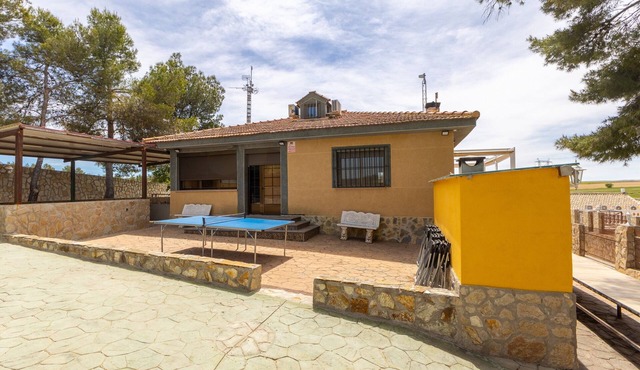Holiday Home 'Los Almendros' with Private Pool, Wi-Fi and Air Conditioning