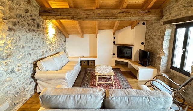 Holiday Home 'El Taga' with Mountain Views, Shared Garden & Wi-Fi