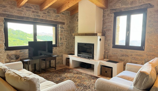 Holiday Home 'La Calma' with Mountain Views, Shared Garden and Wi-Fi
