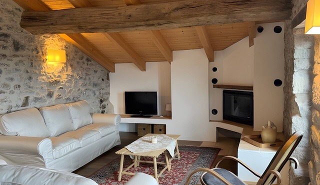 Holiday Home 'La Cavallera' with Mountain Views, Shared Garden and Wi-Fi