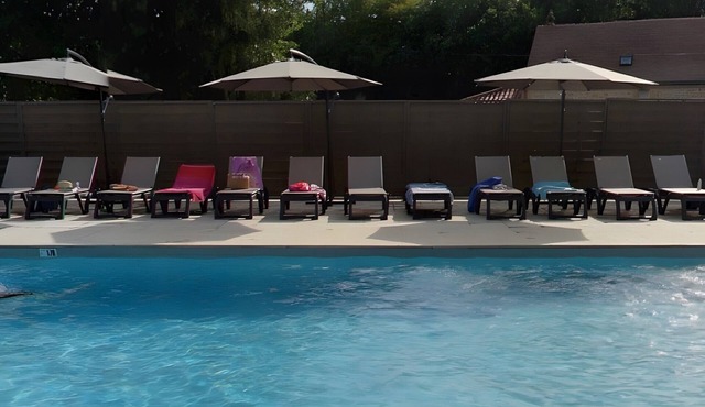 Holiday Home for 6 Guests with Shared Pool