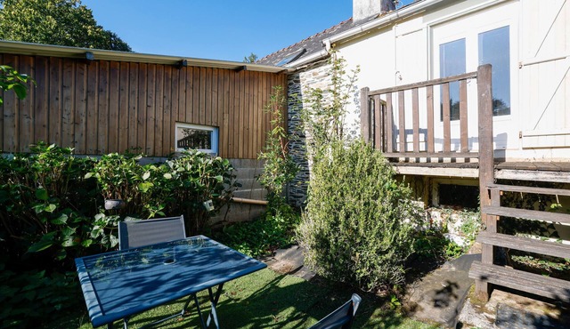 Holiday Home 'Halte Au Bord De L’Aulne' with Private Garden