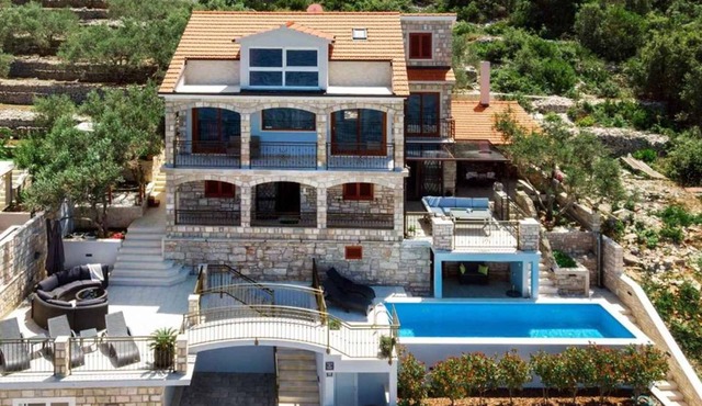Holiday home with pool and sea view