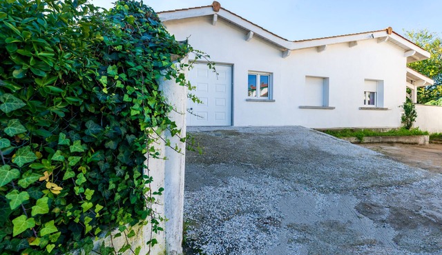 Holiday Home '3-Bedroom House Garden 2km Beach' with Shared Terrace, Garden and Wi-Fi