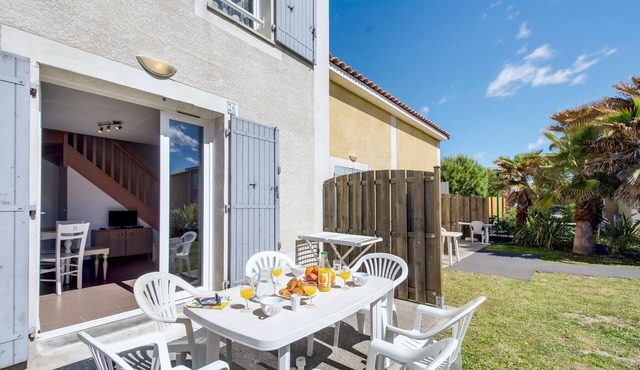 Holiday home 500 m.from Colombiers centre