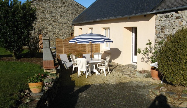 HOLIDAY HOME A 600M FROM THE SEA (B) enclosed dog garden