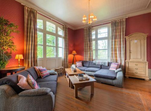 Holiday home adjoining a château , cleaning included