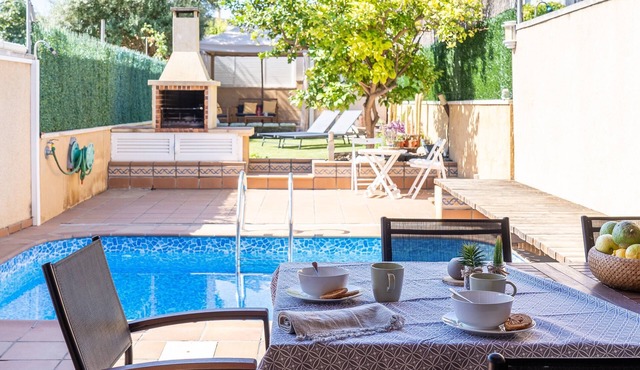 Holiday Home "Another Day in Paradise" with Mountain Views, Pool and Wi-Fi