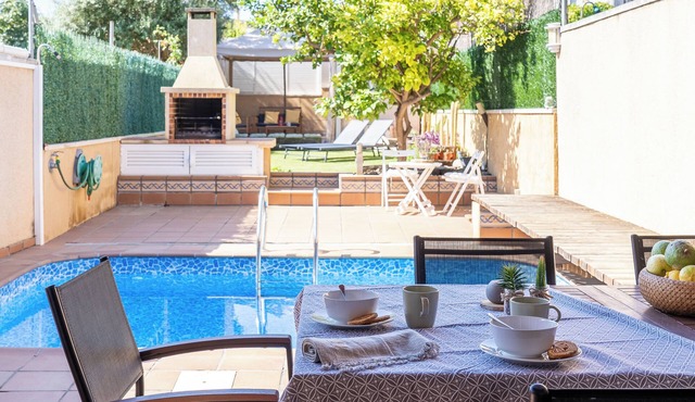Holiday Home "Another Day in Paradise" with Mountain Views, Pool and Wi-Fi