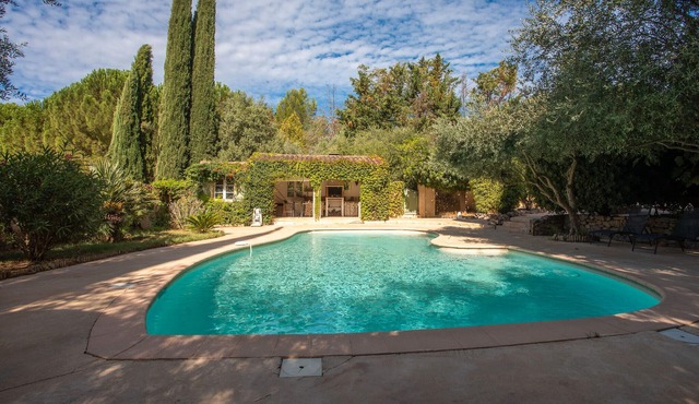 Holiday Home 'Au Écuries Du Mas Di Gau' with Shared Pool, Wi-Fi and Air Conditioning