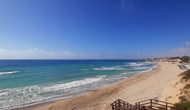 Holiday Home & Beachside Townhouse & with Sea Views, Shared Pool & Wi-Fi