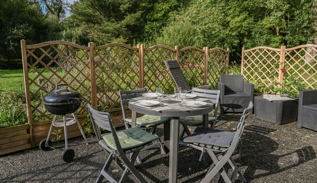 Holiday Home 'Beautiful Peaceful Green Setting' with Private Garden, Wood Stove, Wi-Fi