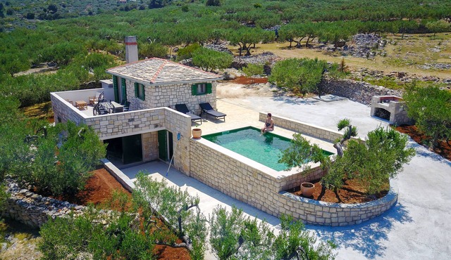 Holiday Home Bliss - Holiday Home with Outdoor Pool and Sea View