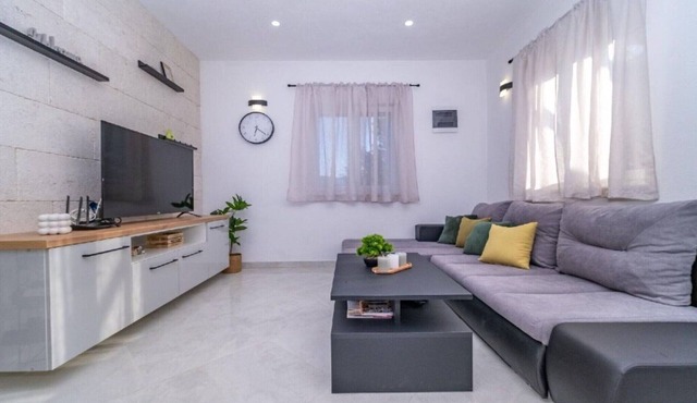 Holiday Home Bračuta- Two Bedroom Holiday Home with Pool