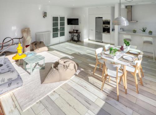 Holiday Home Bright & Artistic by Interhome