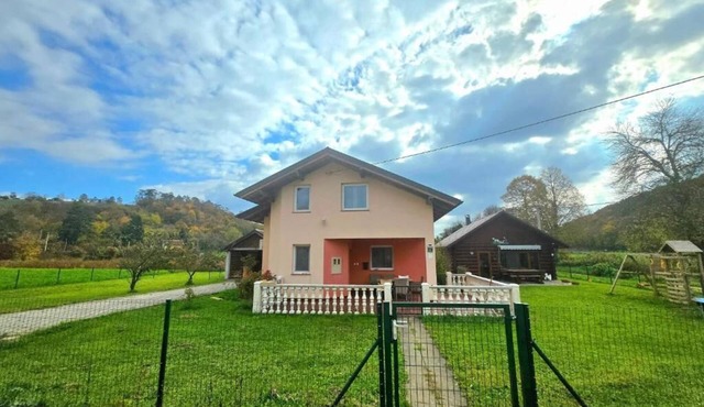 Holiday Home Brlog – Private Retreat in Nature-pet friendly with jacuzzi!
