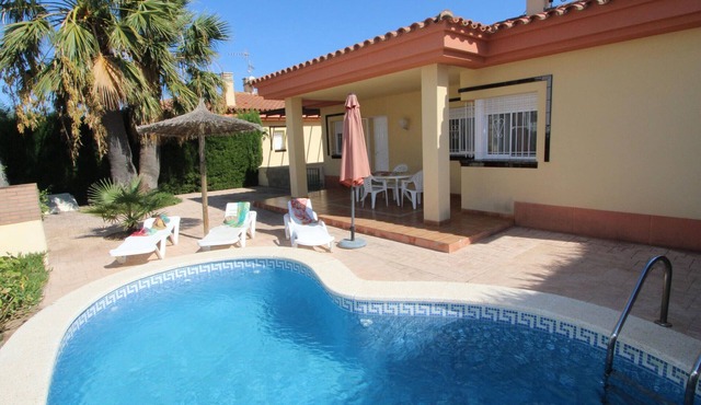 Holiday Home by the Sea: WiFi, Private Pool, A/C, Pet-Friendly, Near Dog Beach