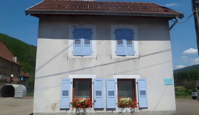 Holiday Home 'Charmante Maison Les Volets Bleus' with Private Garden and Wi-Fi