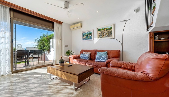 Holiday Home 'Ca La Montse' with Sea View, Private Terrace and Wi-Fi