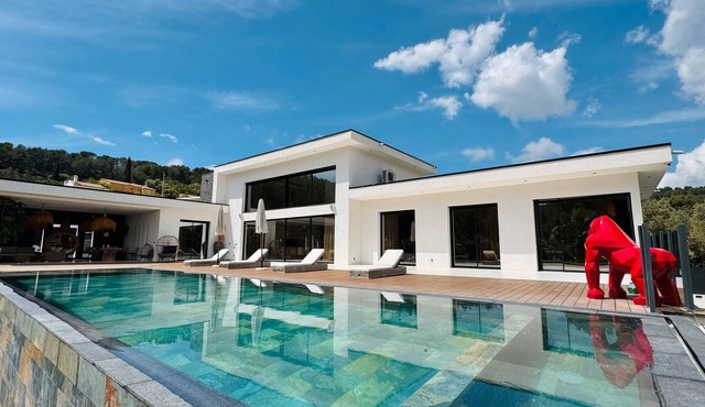 Holiday Home 'California Baïa Bandol' with Private Pool, Wi-Fi and Air Conditioning