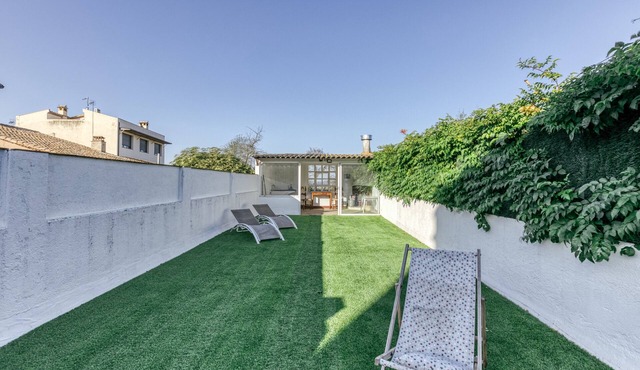 Holiday Home "Can Mateuet" with Private Garden & Wi-Fi