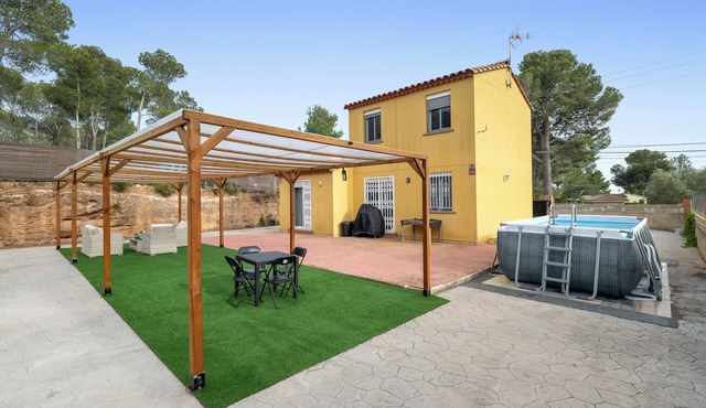 Holiday Home 'Casa Scarlet' with Private Terrace, Private Garden and Wi-Fi