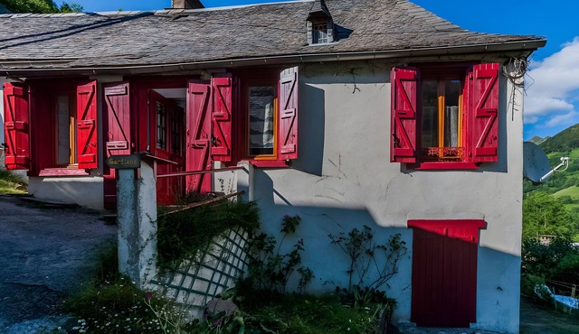 Holiday Home 'Casa De Hilhou, Vallée Du Biros' - In the Heart of the Village in the Mountains