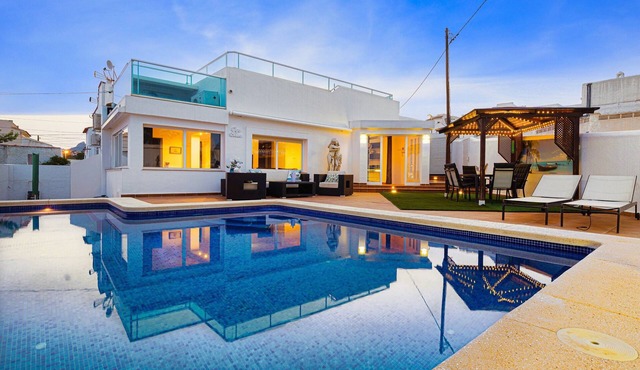 Holiday Home 'Casa Blanca Spaniahome' with Private Pool, Wi-Fi and Air Conditioning