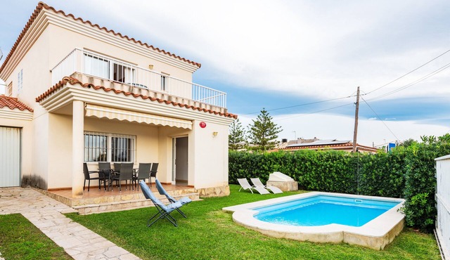 Holiday Home 'Casa Mar' with Sea View, Pool, Garden & Wi-Fi