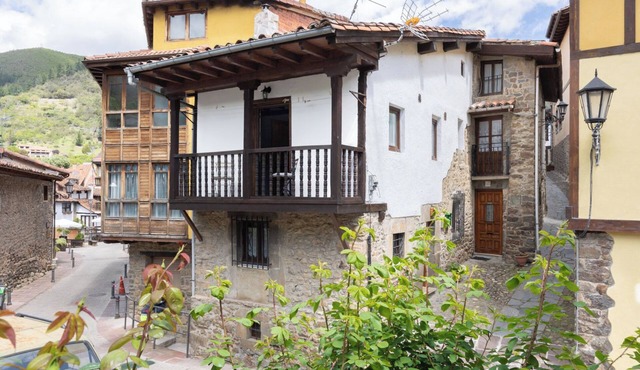 Holiday Home 'Casa Raymonde' with Mountain View, Balcony and Wi-Fi
