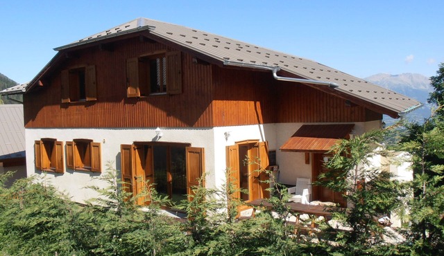Holiday Home 'Chalet Bellevue' with Mountain View, Shared Pool and Wi-Fi