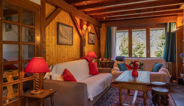 Holiday Home 'Chalet Le Margouillat' with Mountain View, Terrace & Wi-Fi