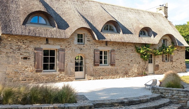 Holiday Home 'Chaumière Bretonne - Palais Du Thé' with Shared Terrace, Private Garden and Wi-Fi