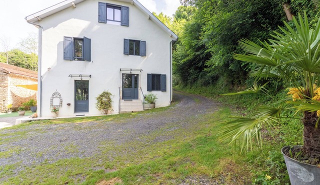 Holiday Home 'Cholena - Domaine Helaku' with Shared Terrace, Shared Garden and Wi-Fi