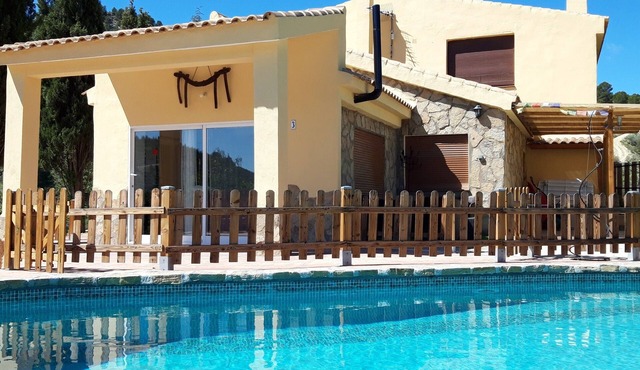 Holiday Home ‘Cortijo la Era’ with Mountain View, Pool & Wi-Fi