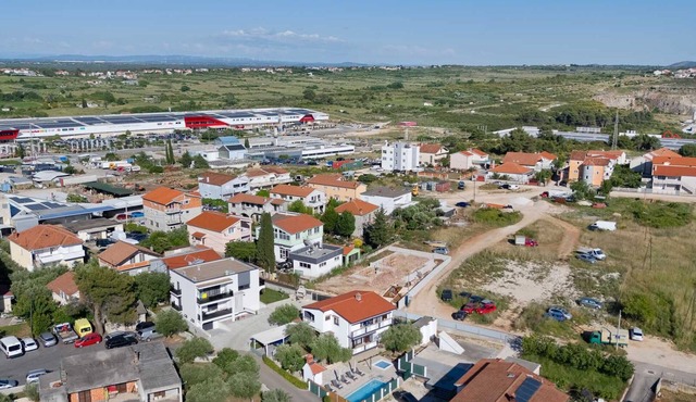 Holiday Home DaLeo with Pool and Jacuzzi