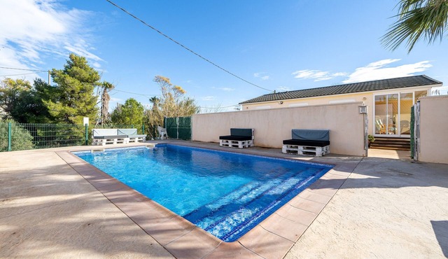 Holiday Home "Delta" with Shared Pool, Garden & Wi-Fi
