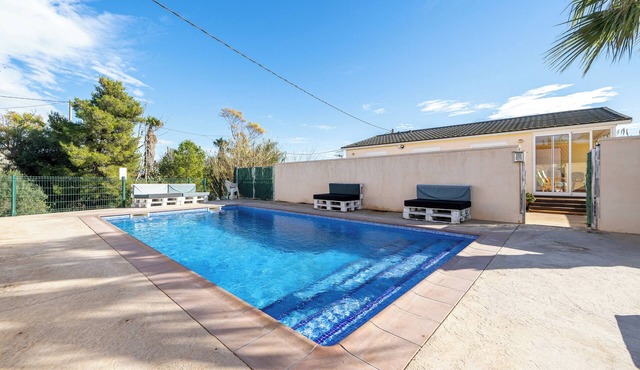 Holiday Home "Delta" with Shared Pool, Garden & Wi-Fi
