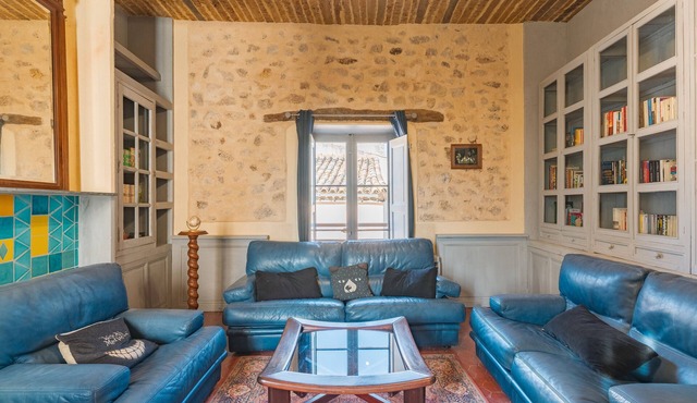 Holiday Home 'Demeure Vigneronne Avec Jardin' with Mountain View, Private Terrace and Wi-Fi