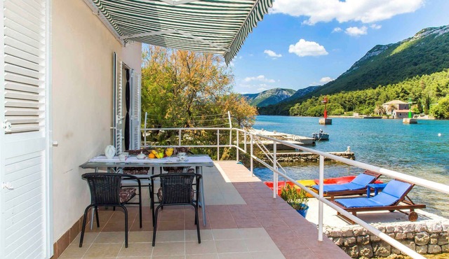 Holiday home directly by the sea
