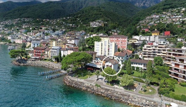 Holiday home directly on the car-free lake promenade with private parking.